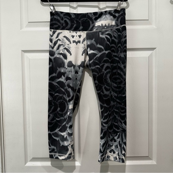 Lululemon‎ Athletica Black and Gray Performance Leggings - Picture 1 of 4